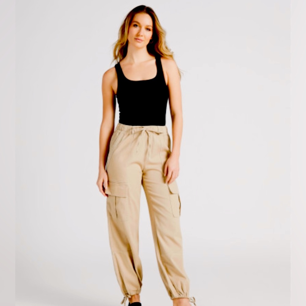 Habitual Women’s Cream 6 Pocket Cargo Jogger Pants. Size M. SKU 494